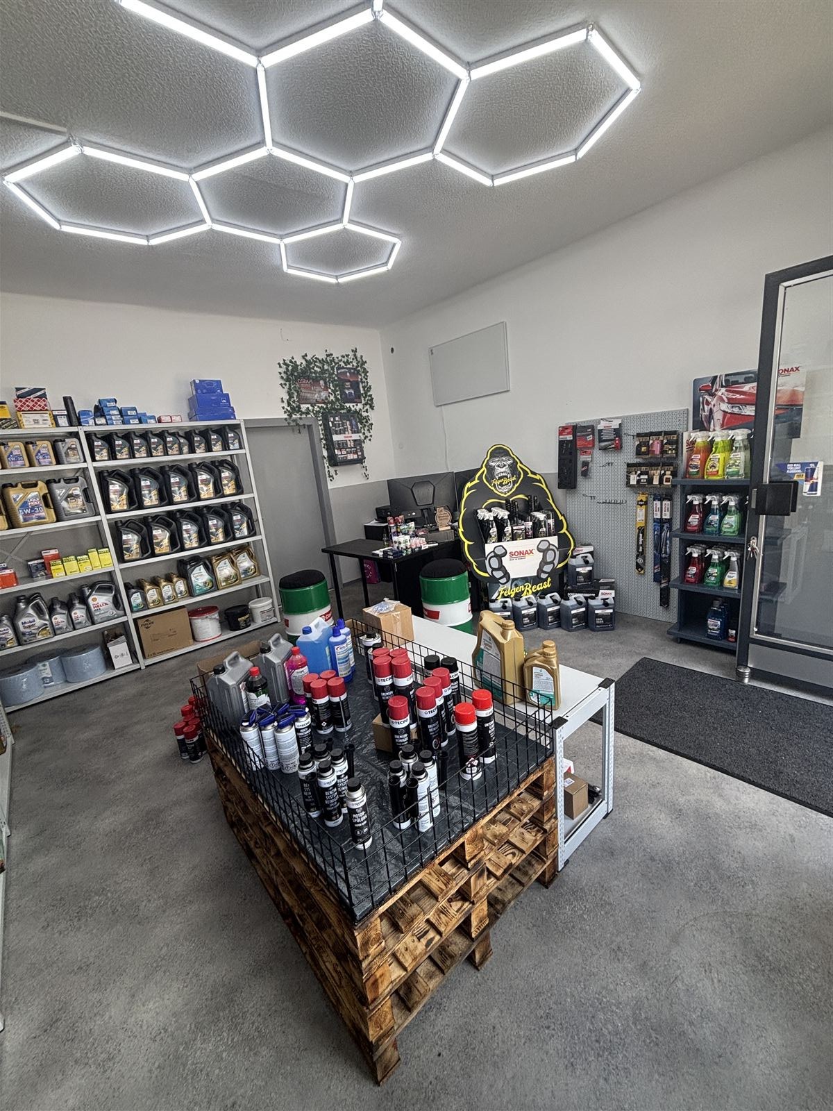 Showroom mit Pflege- und Zubehörprodukten
